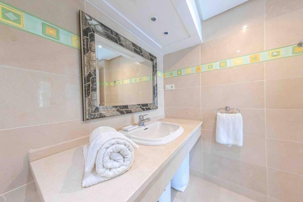 Apartment Brigth Apartment/2bed/2bath/100m Beach/sea Views