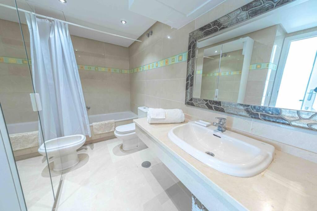 Brigth Apartment/2bed/2bath/100m Beach/sea Views Apartment *