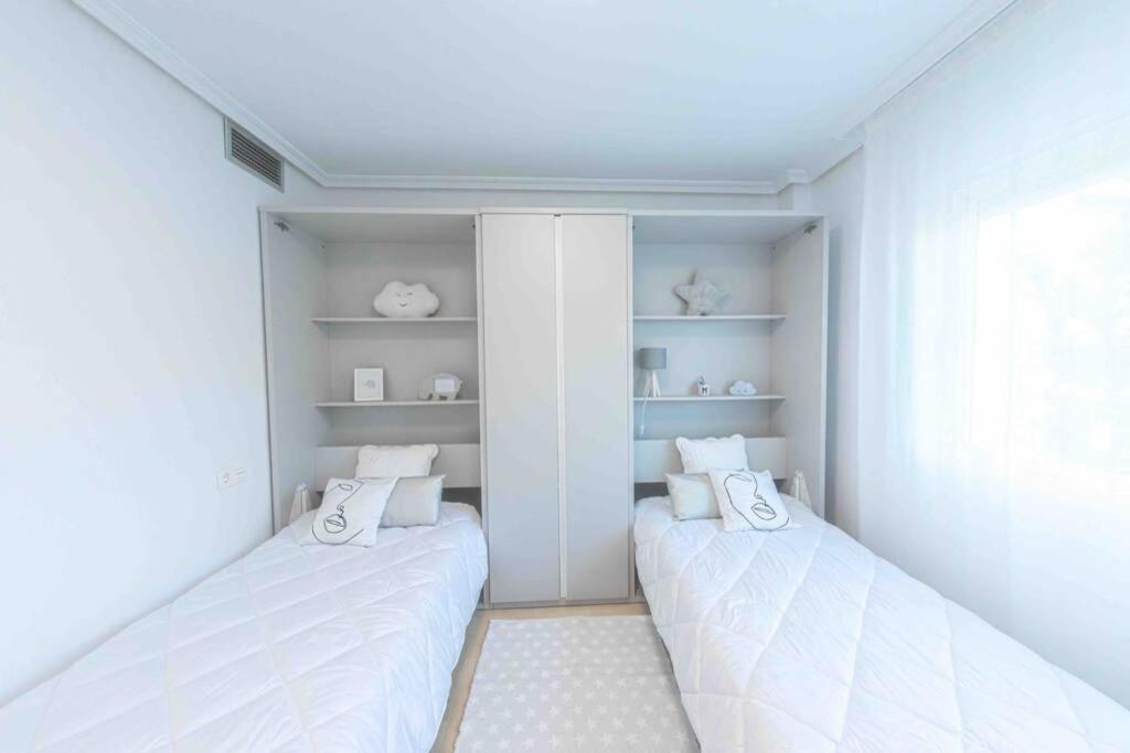 Brigth Apartment/2bed/2bath/100m Beach/sea Views