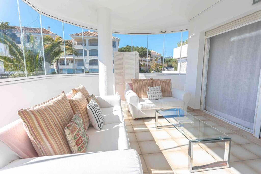 Brigth Apartment/2bed/2bath/100m Beach/sea Views
