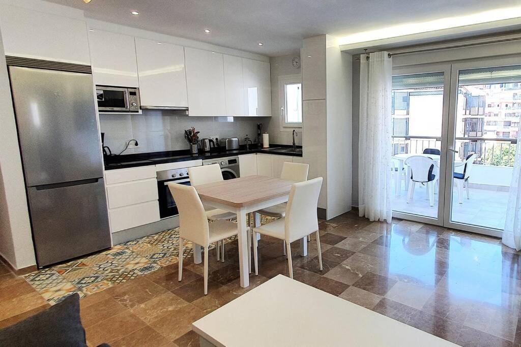 Modern Two Bedroom In Centre *
