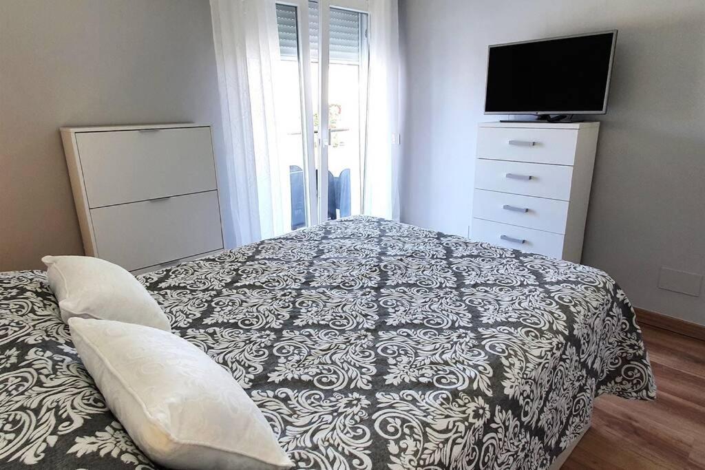 Modern Two Bedroom In Centre *