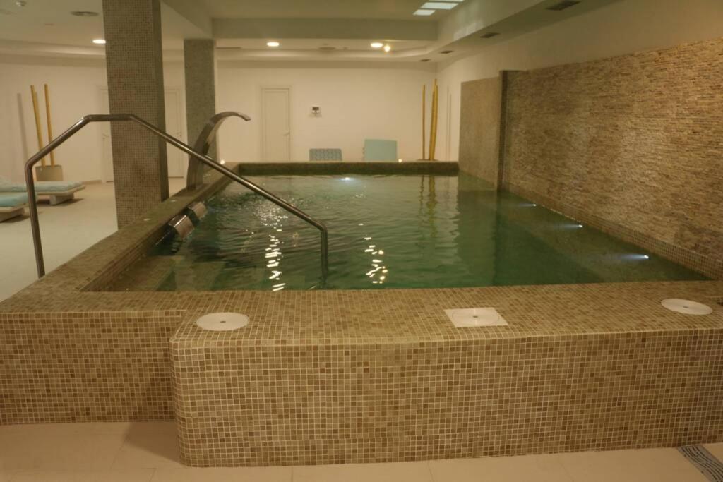 Lagenhet Med 4 Pooler, Gym, Restaurang & Jatte Nara Puerto Banus & Golf Apartment
