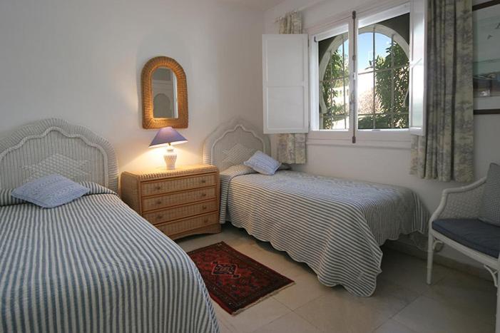 Villa Overlooking , Central, Quiet, Parking, Swimming Pool
