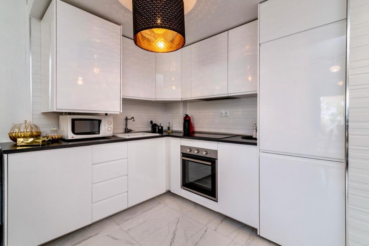 Apartment Lovely 3-bedroom 350 M Walk To The Marbella
