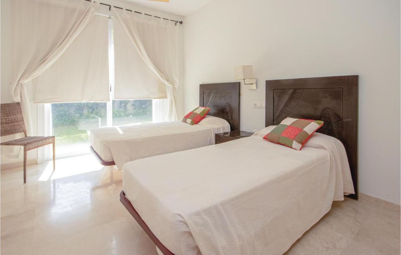 Apartment Beautiful In Marbella-cabopino With 2 Bedrooms, Wifi And Outdoor Swimming Pool