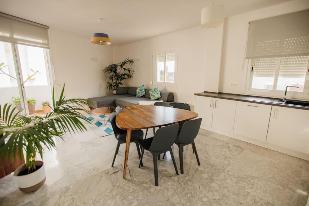 Contemporary Across Club Apartamento
