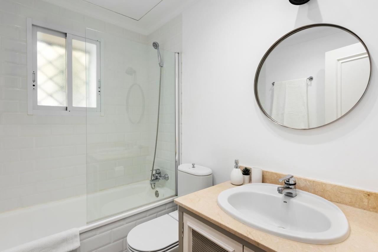 Bright 2 Bedroom With Parking Space And Swimming Pools In Aloha Gardens Apartment *