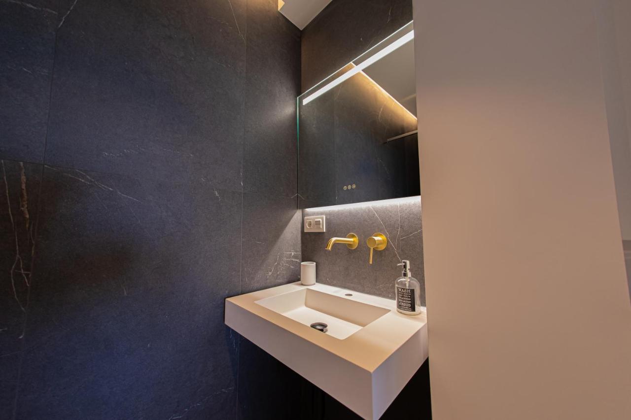 Modern With Stunning Views Apartment