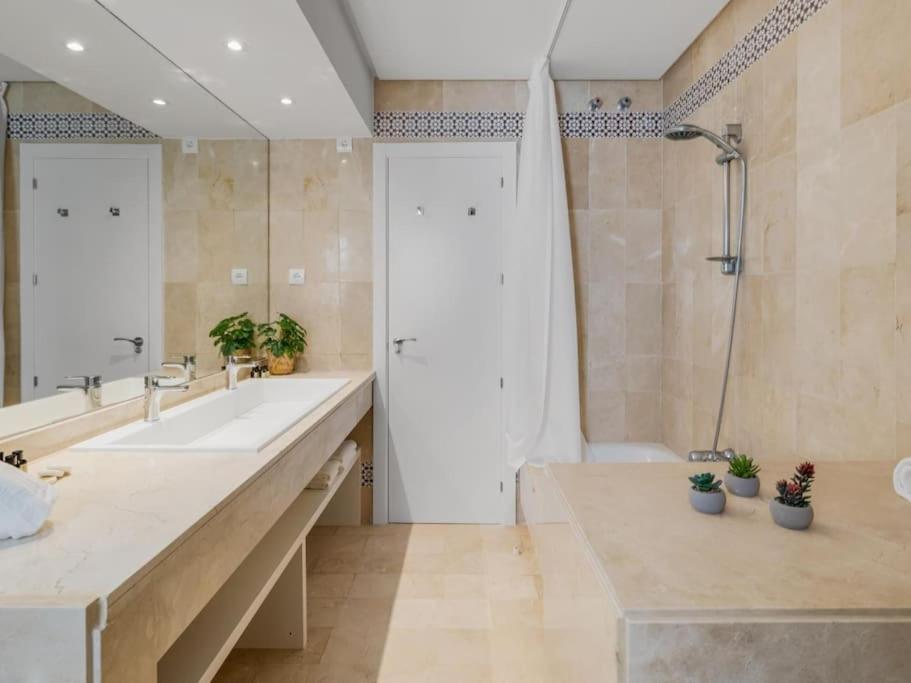Stylish Sea View In Playas Del Duque *