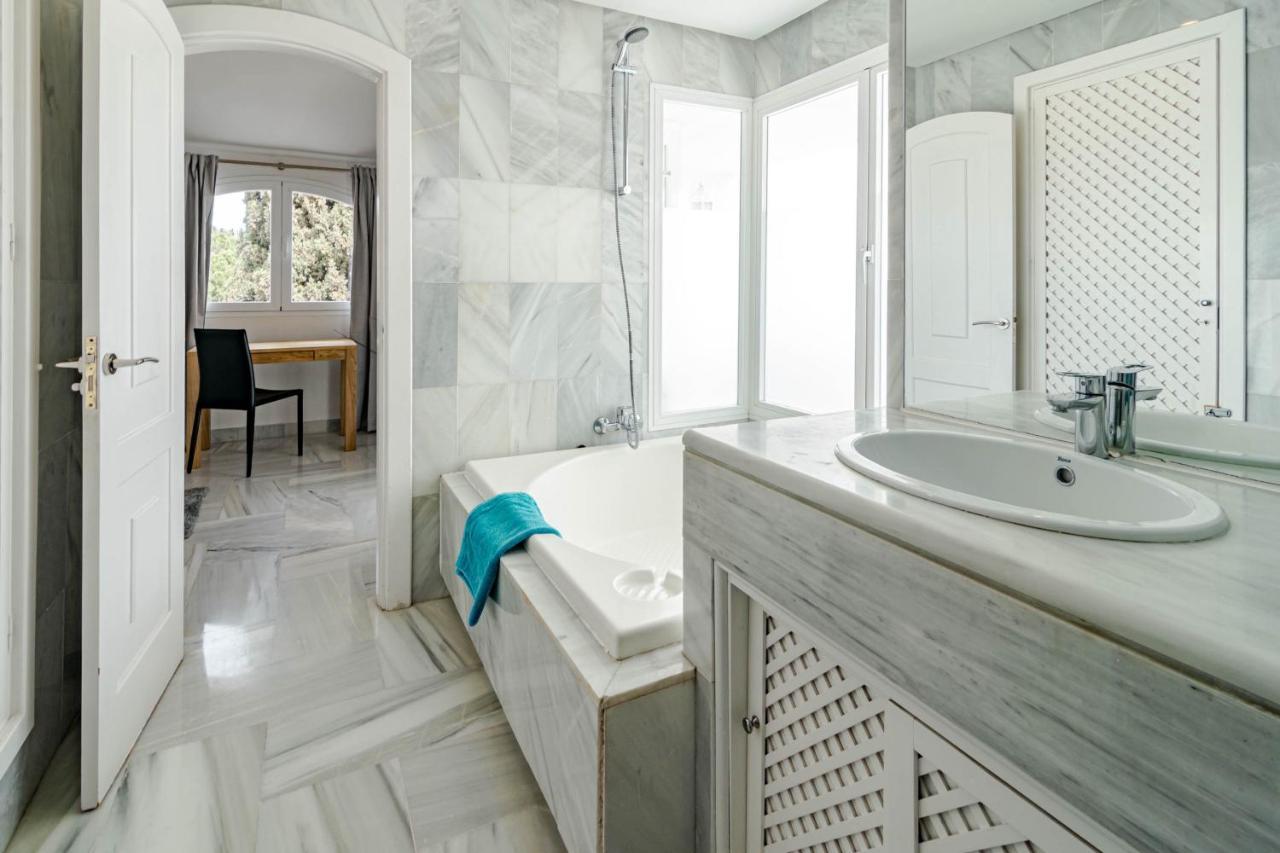 Stunning 4-bedroom Townhouse With Breathtaking Views In Holiday home Marbella