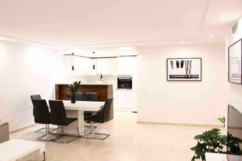 Apartment Large Modern Beach Front Apartment, Rooftop Pool!!