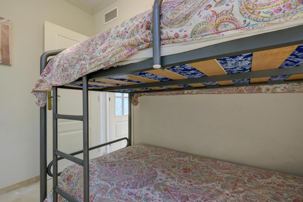 First Line Apartment *