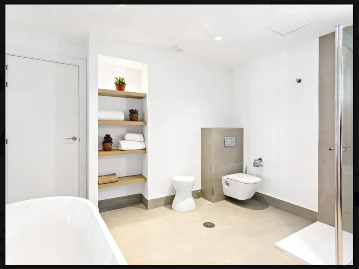 Puerto Banus Luxury Located In Harbor *