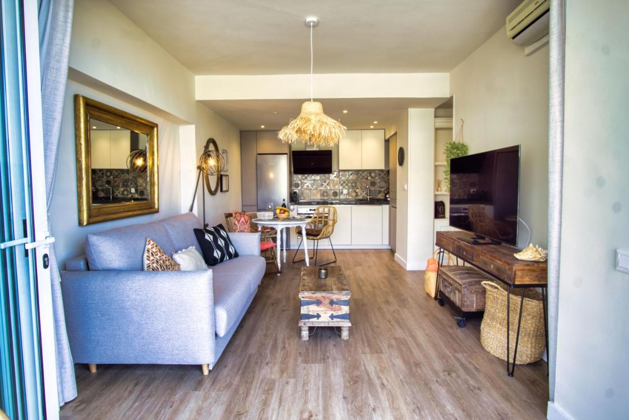 Stunning On The Beachfront With Sea Views In Center. *
