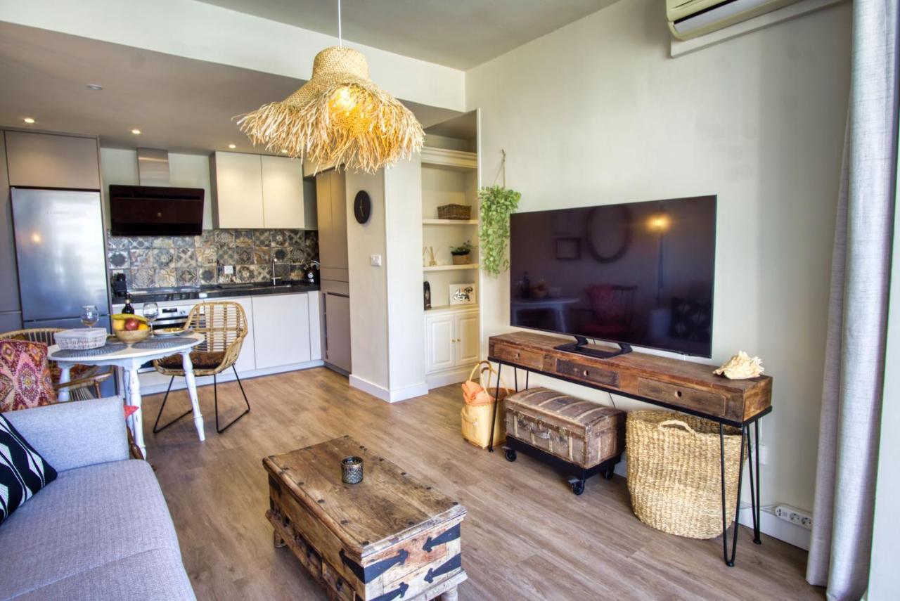 Stunning On The Beachfront With Sea Views In Center. Apartment