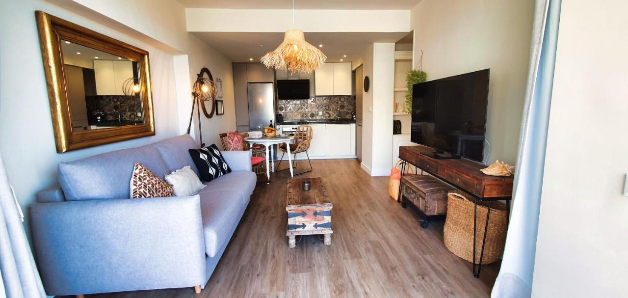 Apartment Stunning On The Beachfront With Sea Views In Center. Marbella