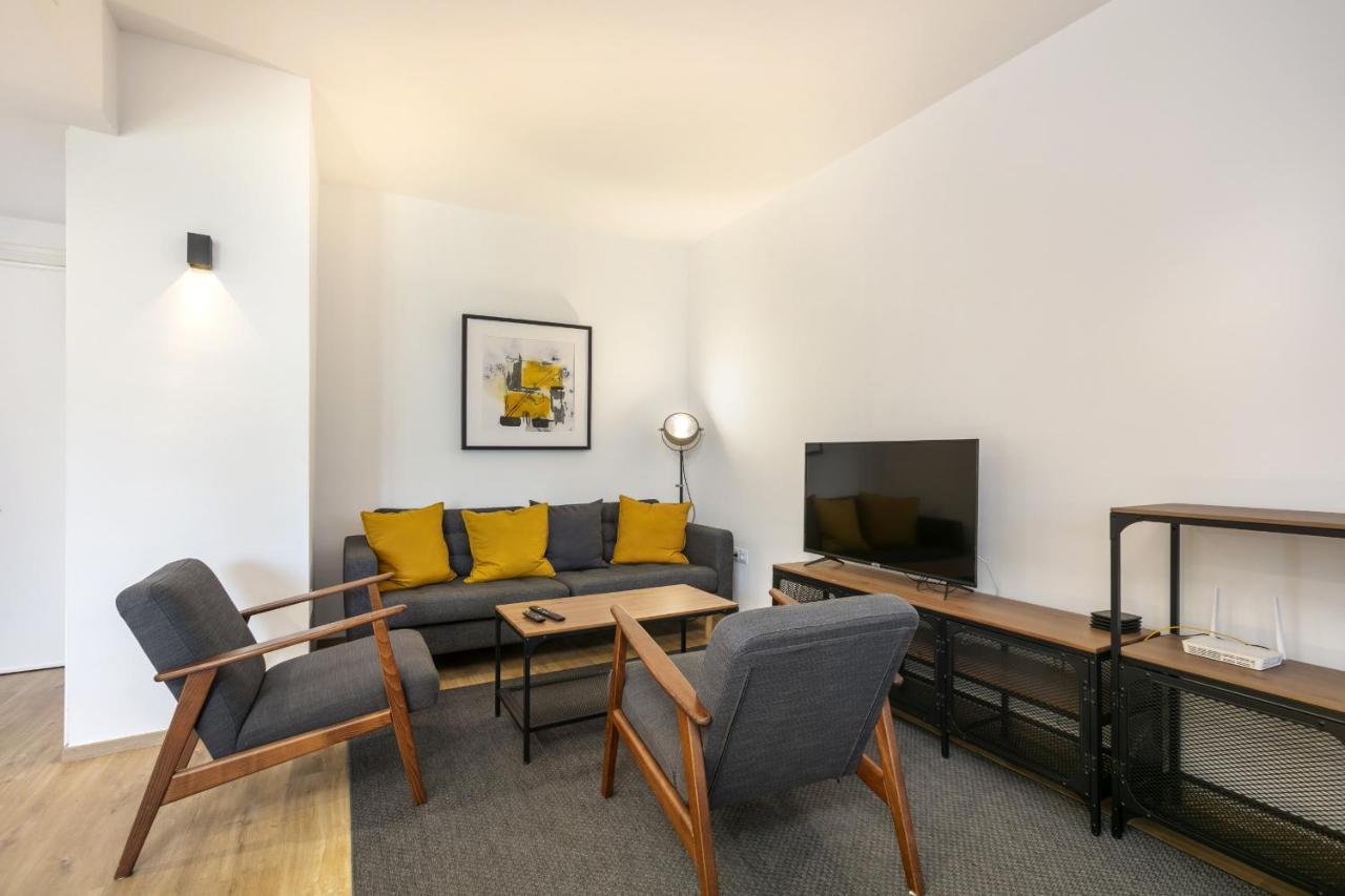 Real - 2 Bedroom Apartment *