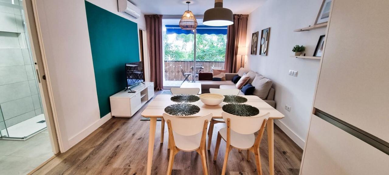 Exclusive Two Bedroom In Centre Apartment *