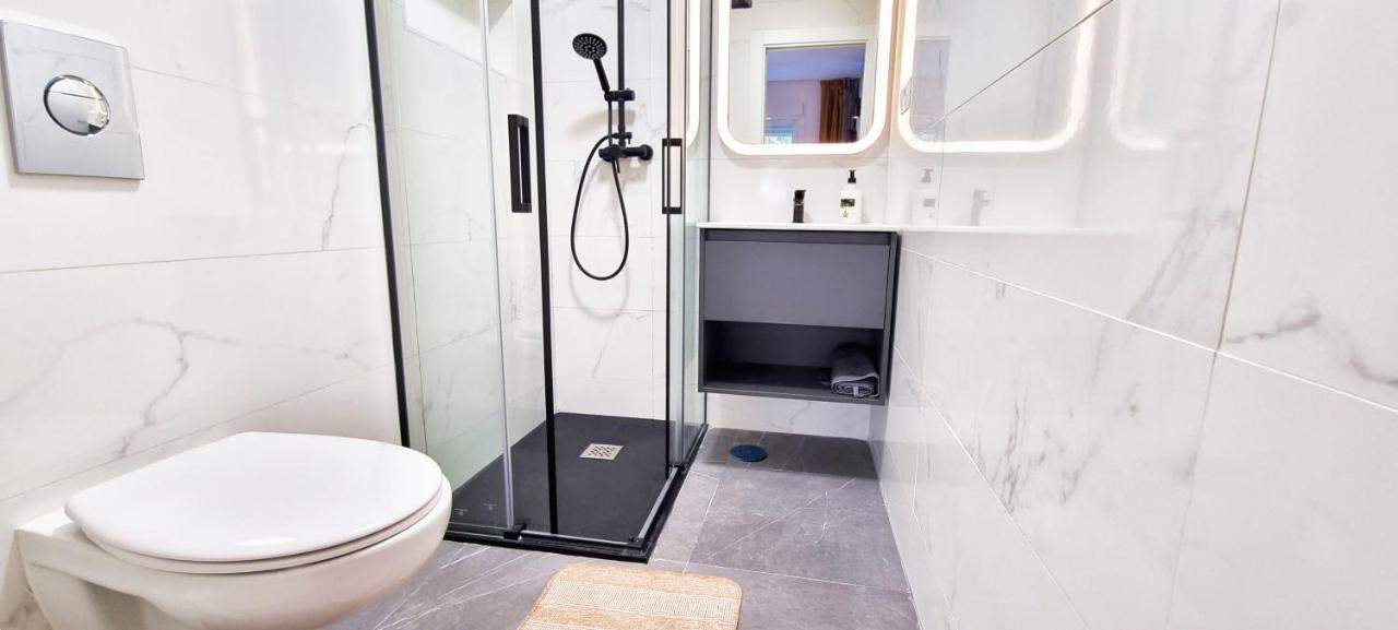 Exclusive Two Bedroom In Centre Apartment