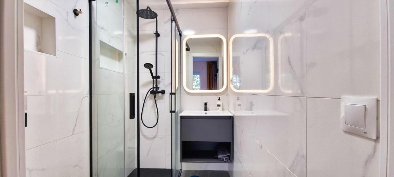 Exclusive Two Bedroom In Centre Apartment *