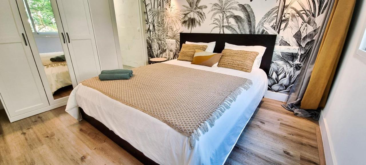Exclusive Two Bedroom In Centre Apartment *