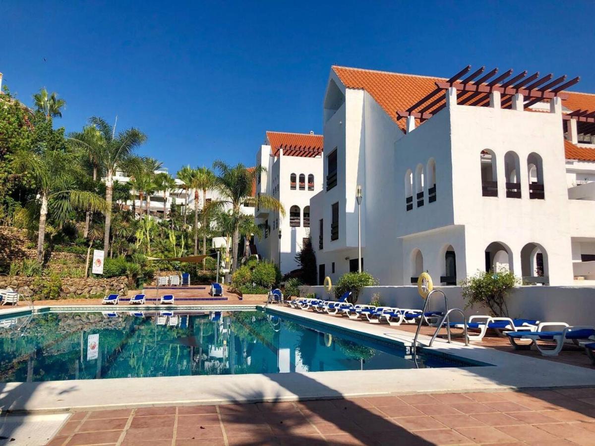 Apartment La Buena Vida Duplex: Stylish Retreat With Pool Access Near Puerto Banus Marbella