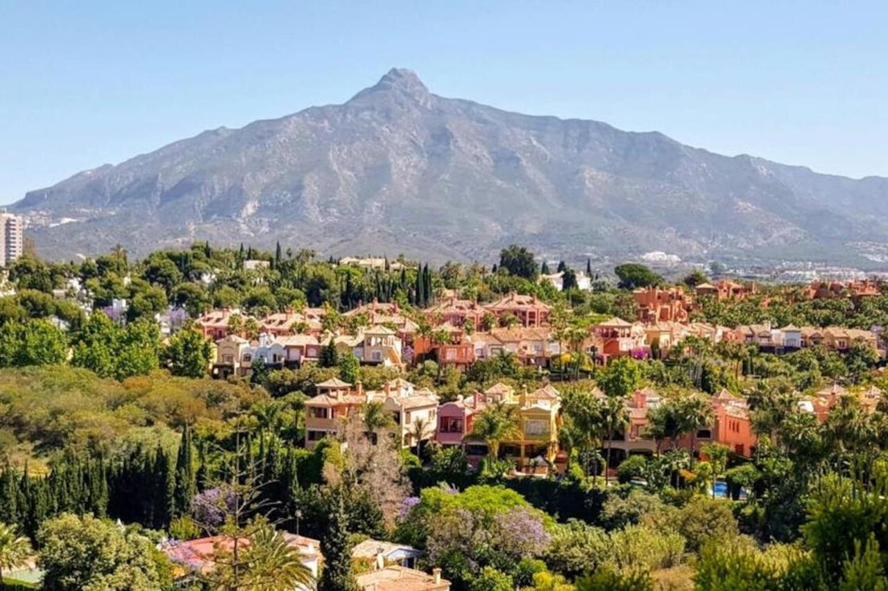 La Buena Vida Duplex: Stylish Retreat With Pool Access Near Puerto Banus *