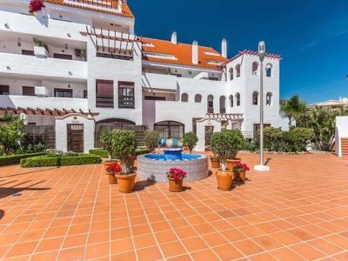 Apartment La Buena Vida Duplex: Stylish Retreat With Pool Access Near Puerto Banus Marbella