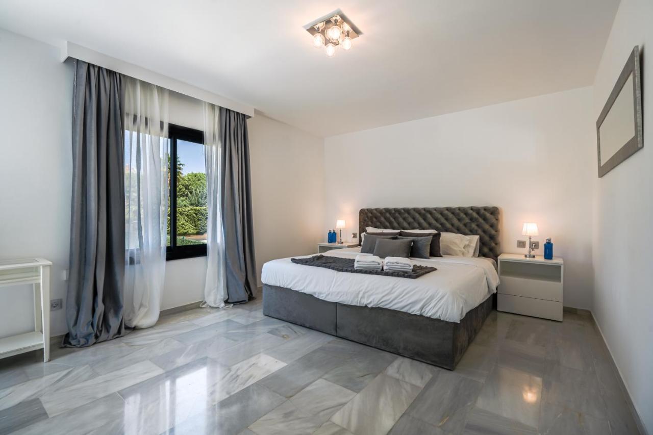 27 Nueva Andalucia Puerto Banus Villa *
