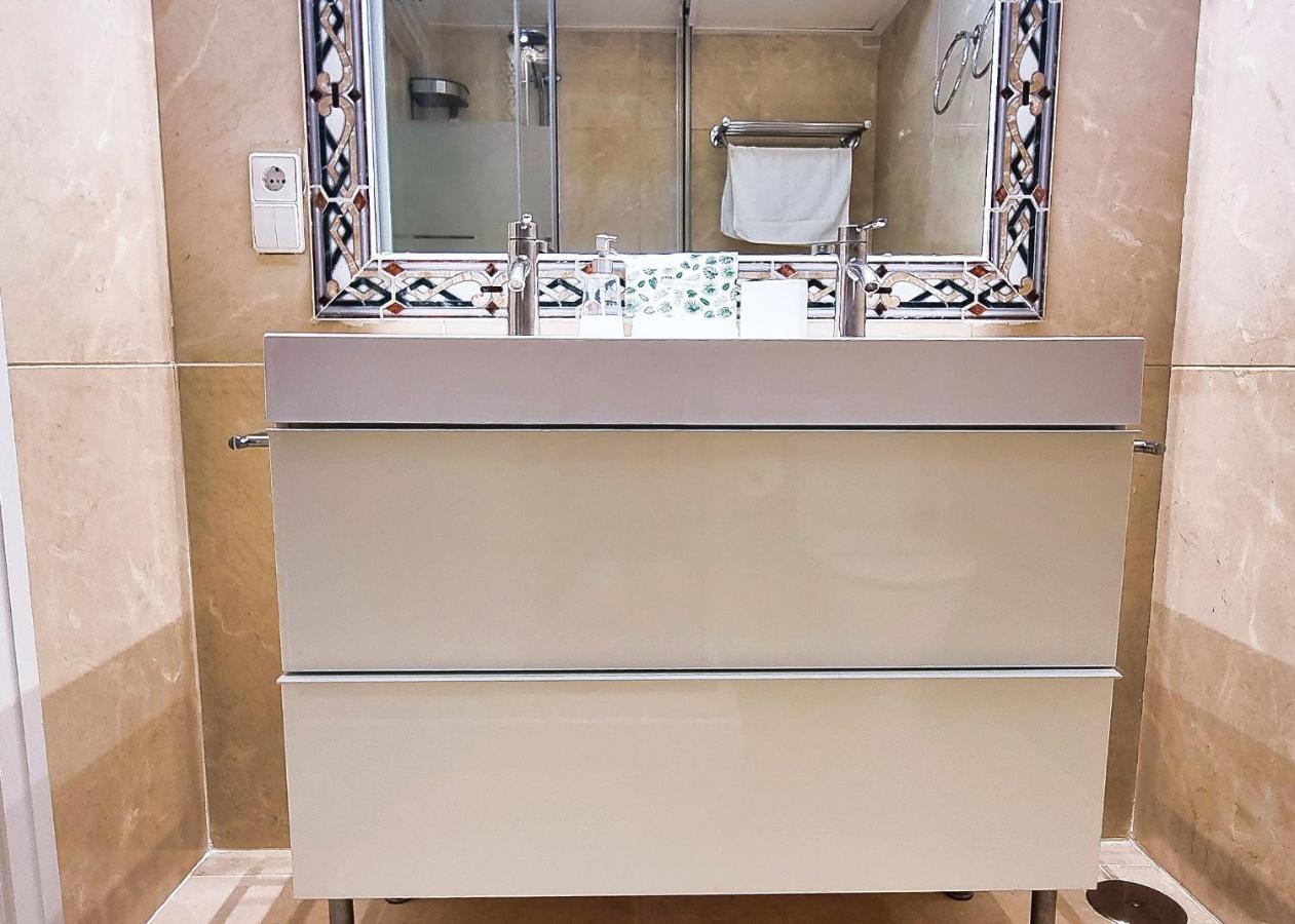 Spacious Renovated 1-bedroom In Center With Free Parking Appartement