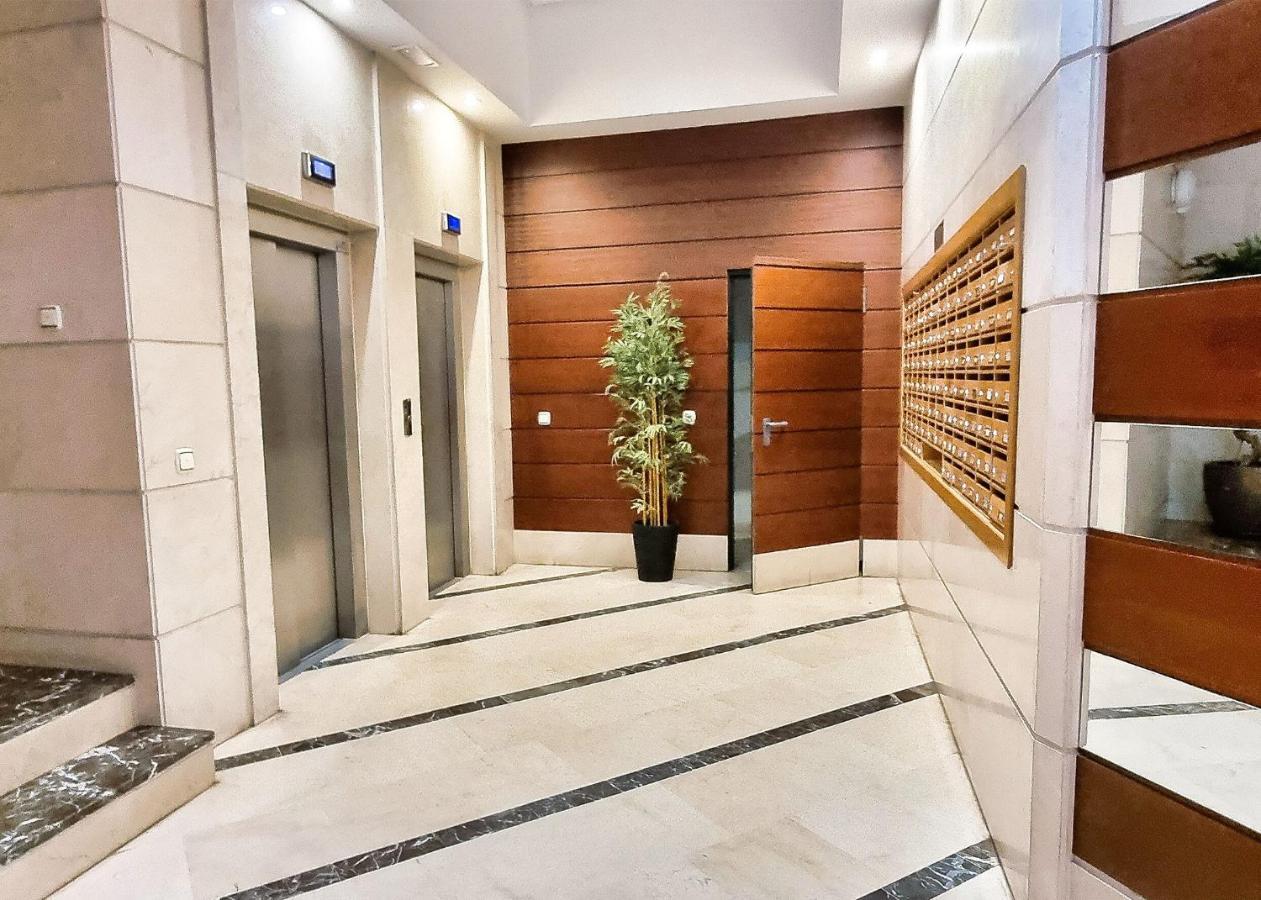 One-bedroom In Centre With Parking Included Apartment *