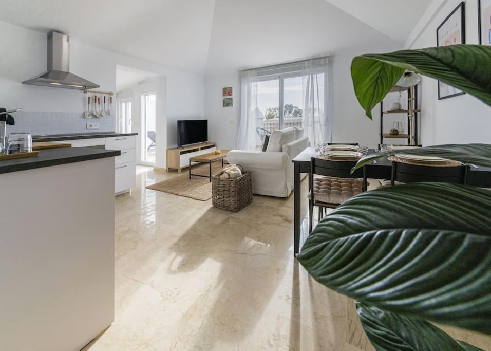 Atico Nuevo En Lujosa Urbanizacion Junto A Restaurantes Y Cafeterias Apartamento Marbella