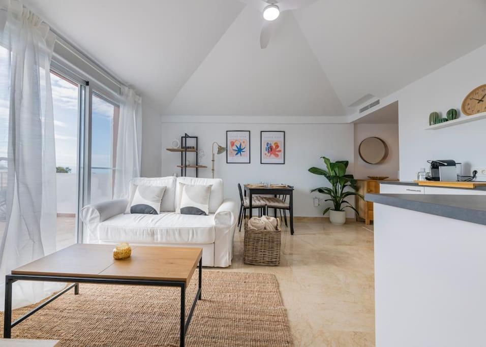 Apartamento Atico Nuevo En Lujosa Urbanizacion Junto A Restaurantes Y Cafeterias Marbella