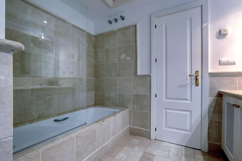 Luxurious 80m² Apartment, Stunning Sea Views - Rio Real Golf, Apartamento Marbella
