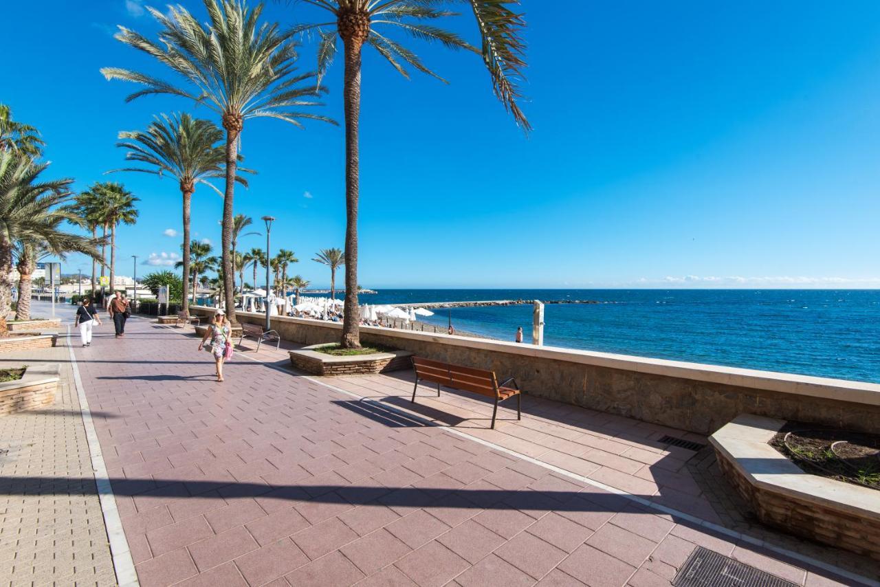 Rentandhomes Beachfront Center *