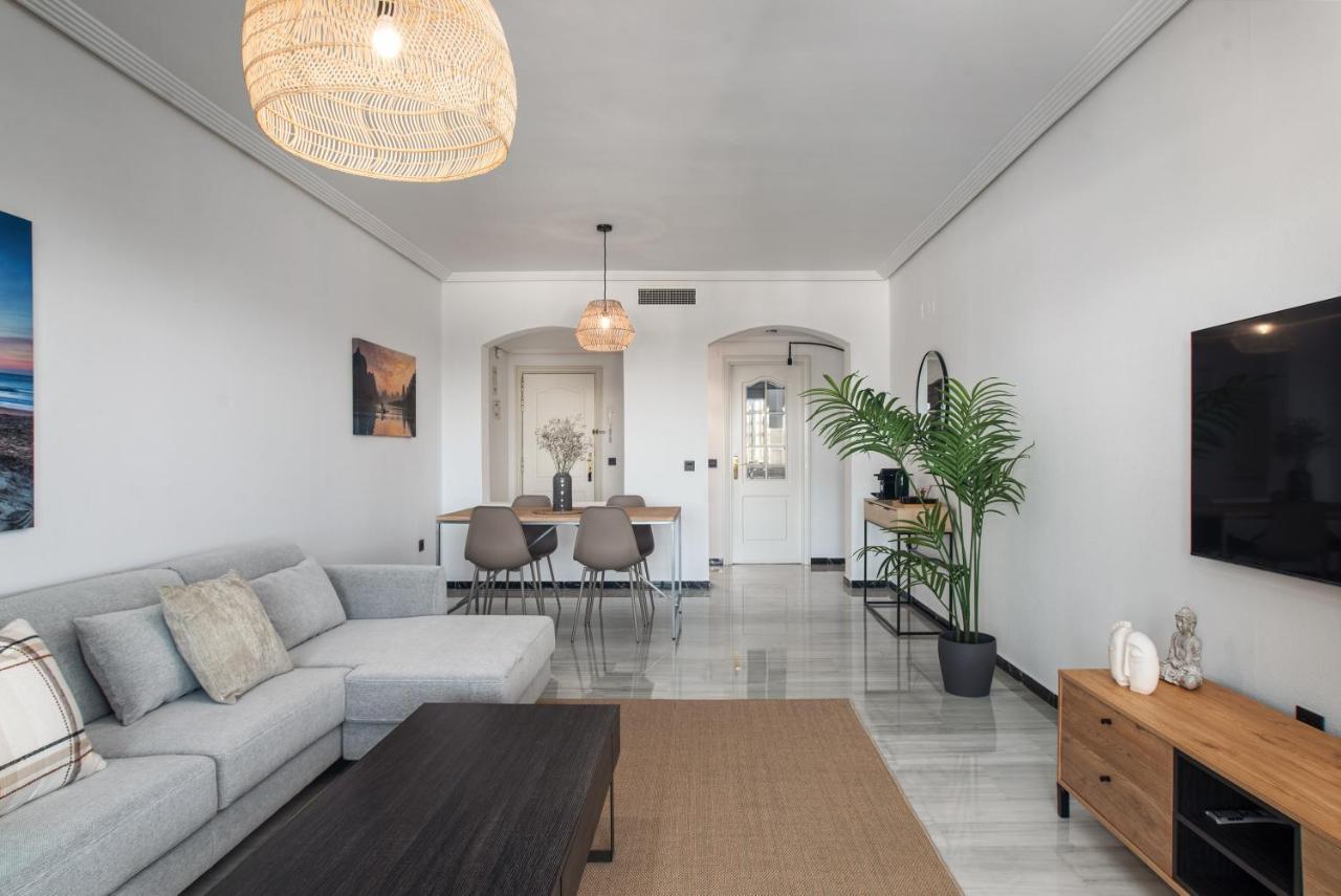 Modern - 2 Bedrooms, Beachside - Puerto Banus Apartment Marbella