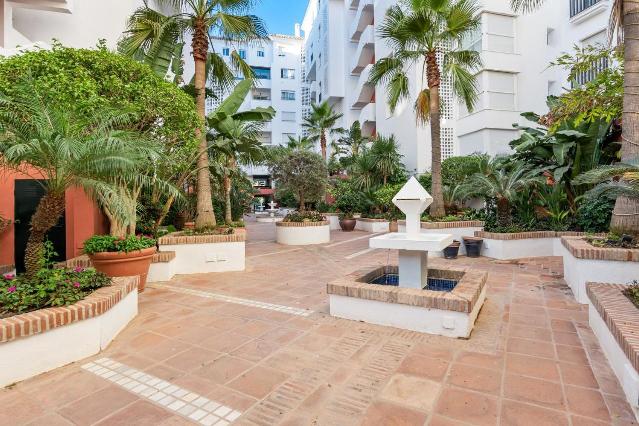 Modern - 2 Bedrooms, Beachside - Puerto Banus Apartment Marbella