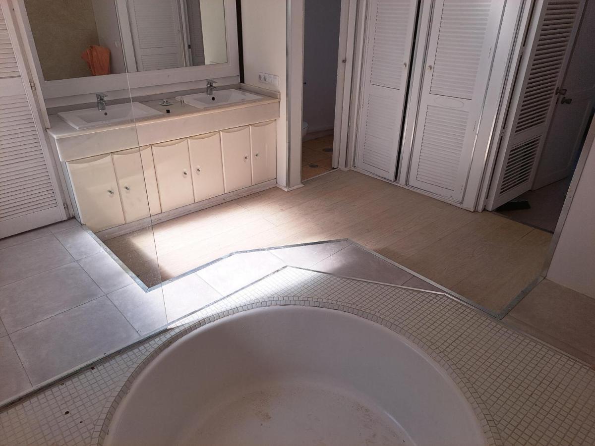 Homestay Private In Huge Penthouse 1st Line Puerto Banus, Incredible Views, Jacuzzis *