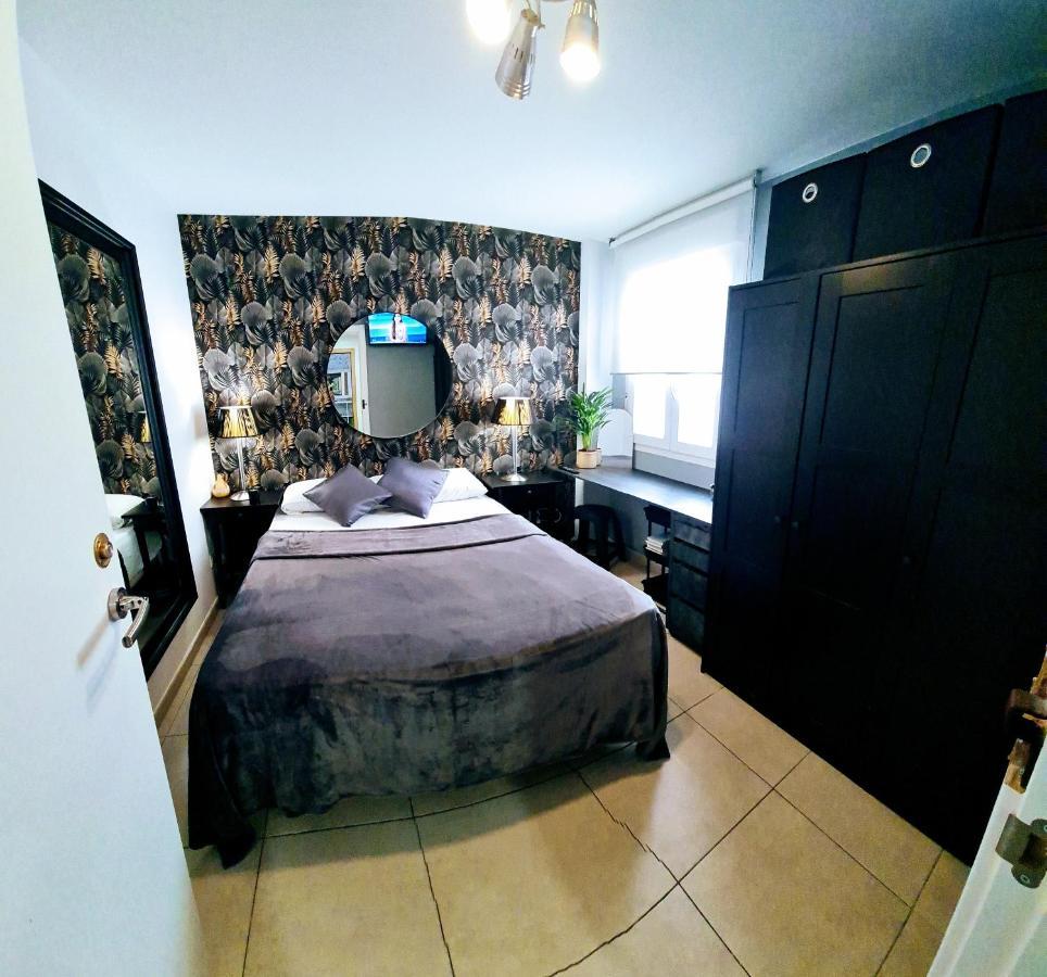 Beautiful Bedroom With Private Bathroom *