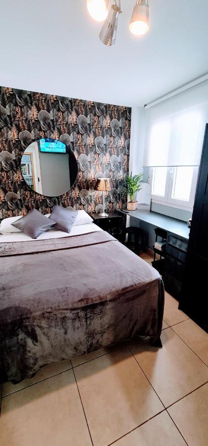 Beautiful Bedroom With Private Bathroom *