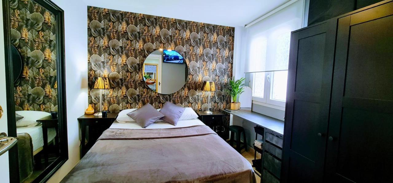 Beautiful Bedroom With Private Bathroom *