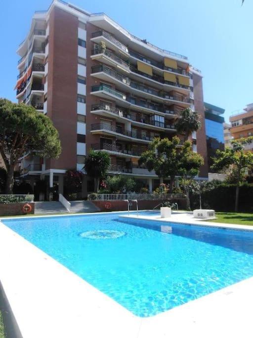 With Free Parking And Pool Apartment