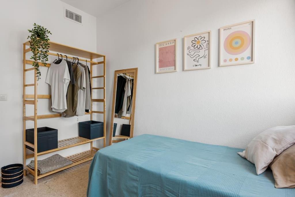 With Free Parking And Pool Apartment