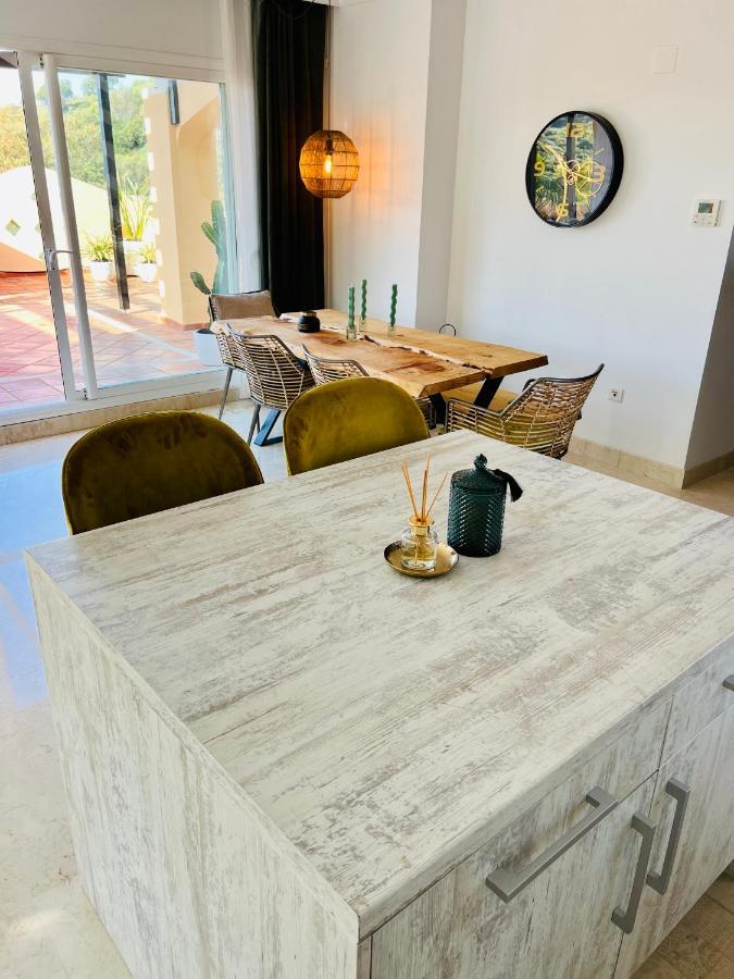 Penthouse Au Calme Avec Vue Nature Environnante Et Tres Grandes Terrasses Marbella