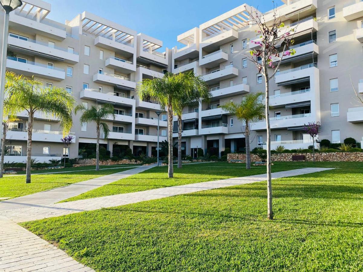 Elegant 2br Apt In Residential Area / Rooftop Pool Apartment *