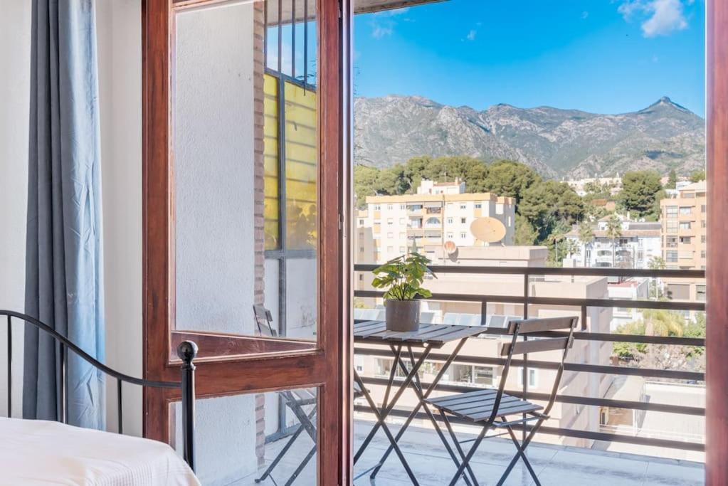 With Free Parking And Pool Apartment