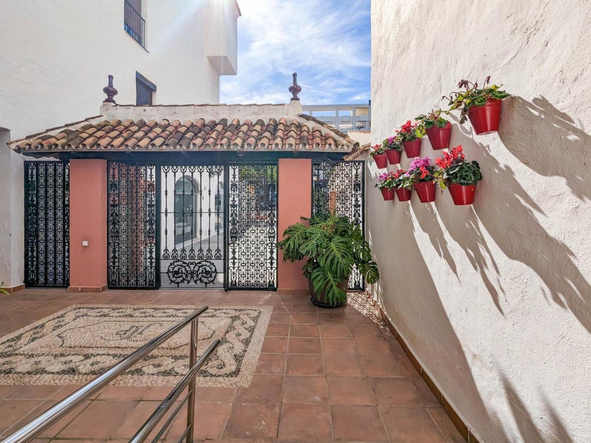 Apartment Harbor Getaway In The Heart Of Puerto Banus With Walking Dictance To Everything *