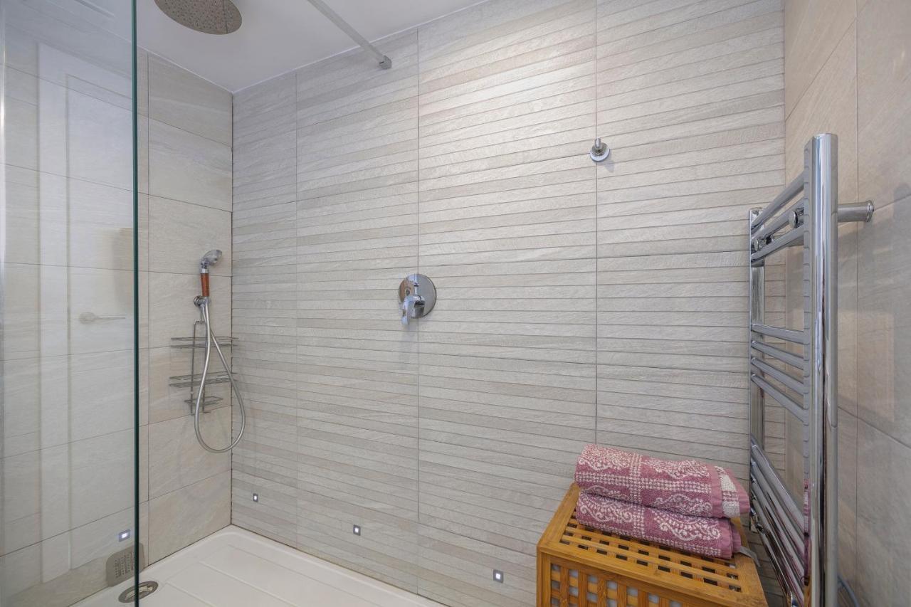 Spanish Style, Elegant 3 Bedroom - 5 Minutes From The Beach!
