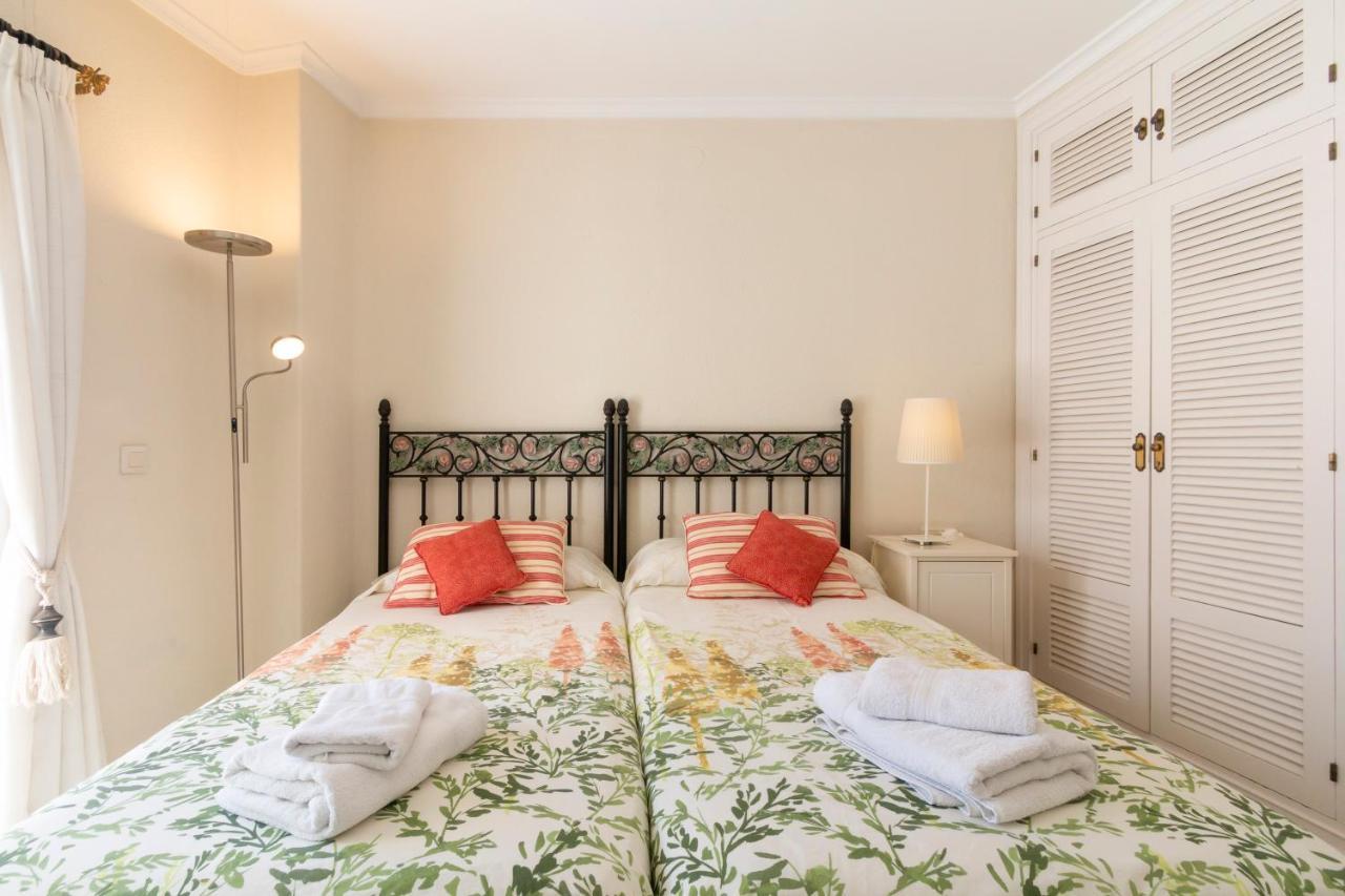 Deluxe With Jacuzzi Apartment *